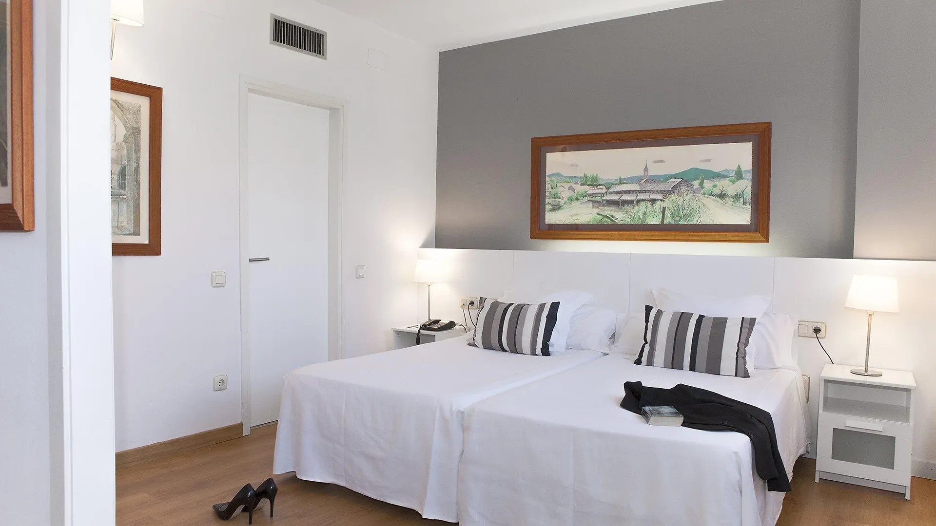 Aparthotel Atenea Barcelona 4*,
